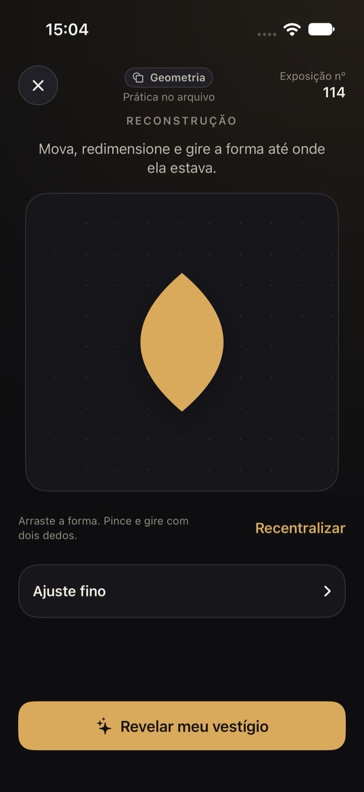 Sala Geometria em modo reconstrução: uma forma dourada sobre uma grade, com o botão Ajuste fino.